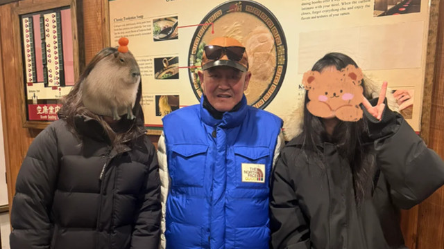 67岁赵本山美国被偶遇，一身名牌打扮好潮，与粉丝合影一脸假笑