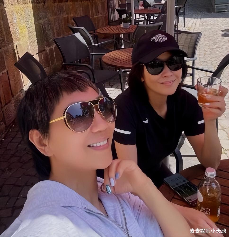 刘嘉玲和弟媳妇一起喝香槟，和梁朝伟在彩虹椅上依偎合影