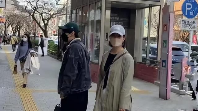 身为“老戏骨”却定居日本，64岁风韵犹存，儿子母语是“日语”