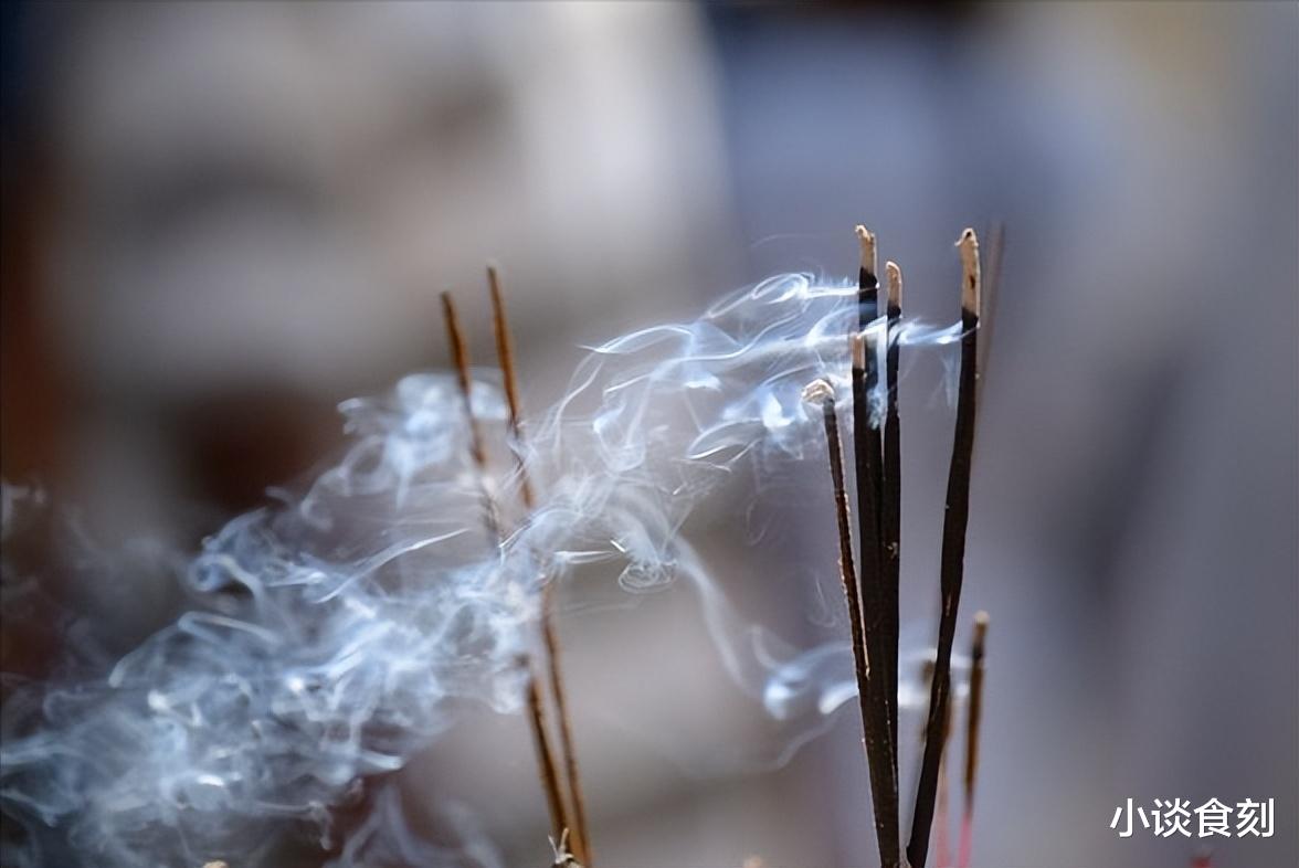 “烧香不烧双，上坟三不说”，下周四清明节，上坟烧香有啥讲究？