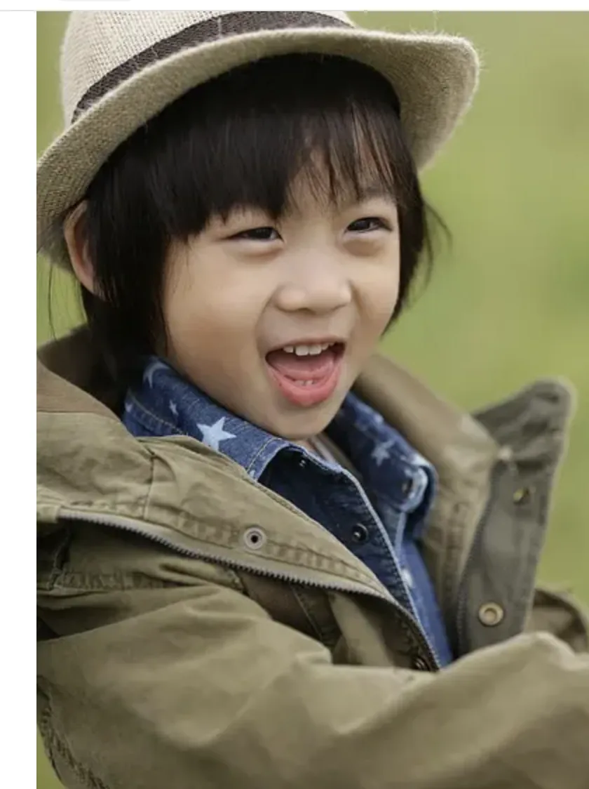 18岁黄多多国外现状：给孙莉做三明治，这颜值不进内娱可惜了