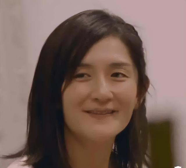 素颜堪称“照妖镜”，镜头前美若天仙，卸妆后，网友：大妈你谁？