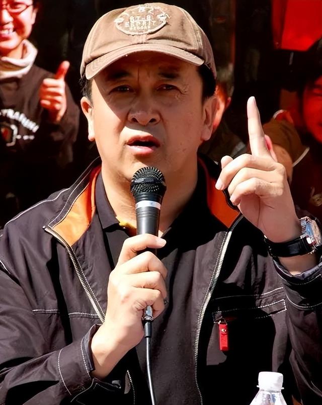 上午被免职下午被带走?连登24年春晚的黄宏,为何落得如此下场?