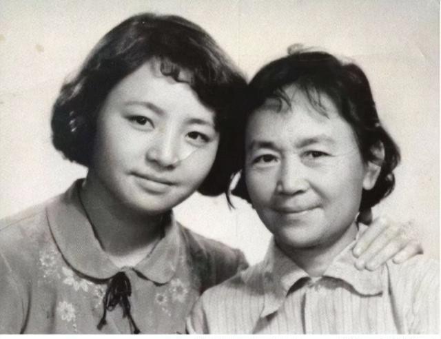 她曾经红过蔡明,却在拍戏时爱上导演,被抛弃后对方拒认亲生儿子