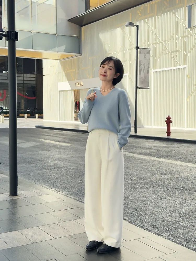 这是我见过最会穿的“短发博主”,时髦又干练