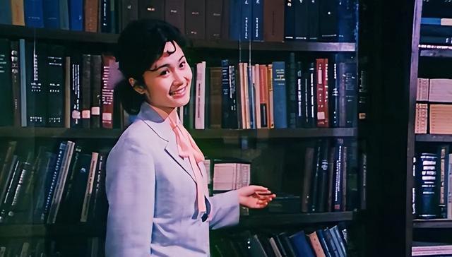 她曾是央视美女主持人,与军委副主席之子离婚后,如今成知名画家