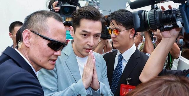 宝总风度翩翩,谈笑间完美避坑,胡歌此行三大谜团,是时候解开了