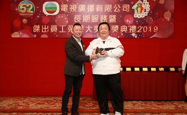 76岁老戏骨晚年凄凉,住养老院月领1.5万救济金,瘦54斤儿女不管