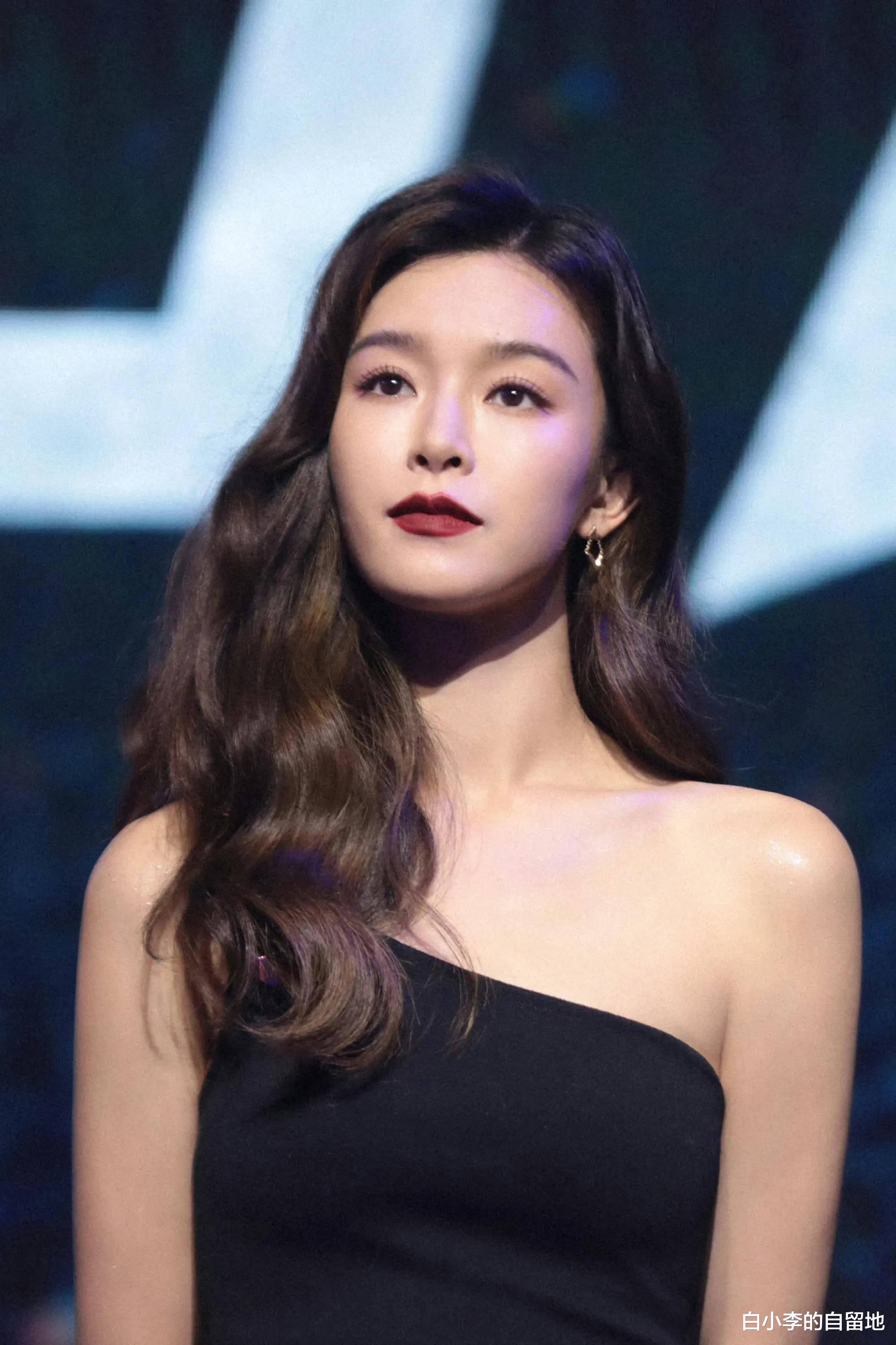 文咏珊携富豪老公出游，穿3.4万预售奢牌真豪横，夫妻相处超甜蜜