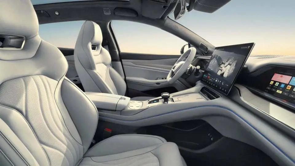 全球首款云辇-A猎跑SUV！续航超700km，新车从35万降到22万多