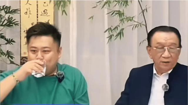 绝妙！杨少华拿“枪”怼狗，儿子相助被制止，网友：言外之意太多