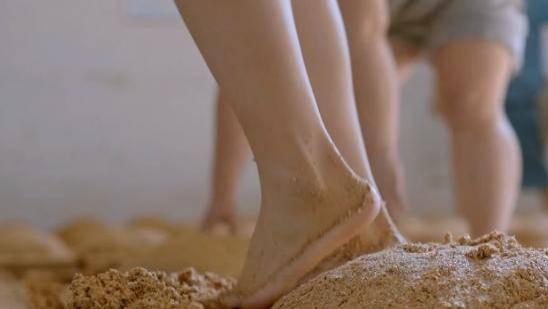 茅台酒厂“车间照”意外泄露，其中女工踩曲图引热议，网友：花钱喝洗脚水？