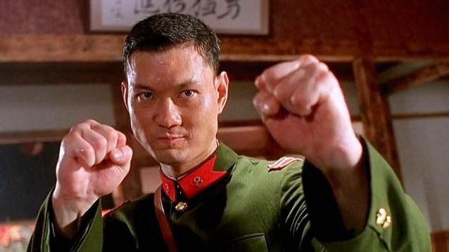 66岁周比利近照曝光，赤脚练拳击肌肉抢眼，曾经打断李连杰的手臂