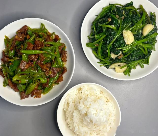 上海43岁女子晒离婚后一人食晚餐，在朋友圈火了，网友：过于真实