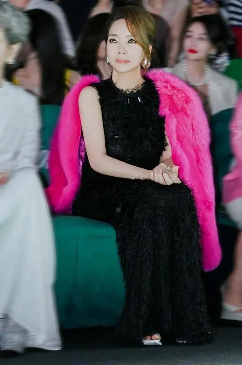 36岁嫁给自己经纪人，40岁怀孕生子，李艾：肥水不流外人田！