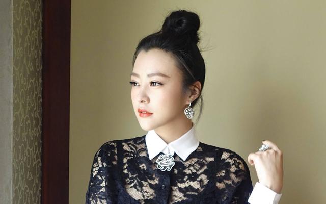 郝蕾在北京大别墅院子种菜,12岁儿子出镜,已经开始长点胡须了