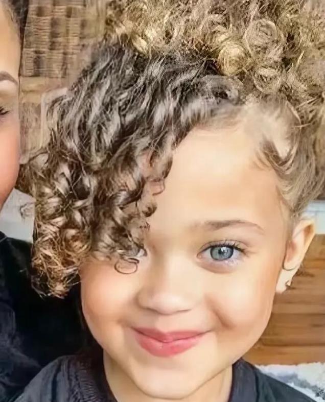 梅根女儿新照曝光!金螺丝卷发量惊人,和夏洛特公主不在一个世界