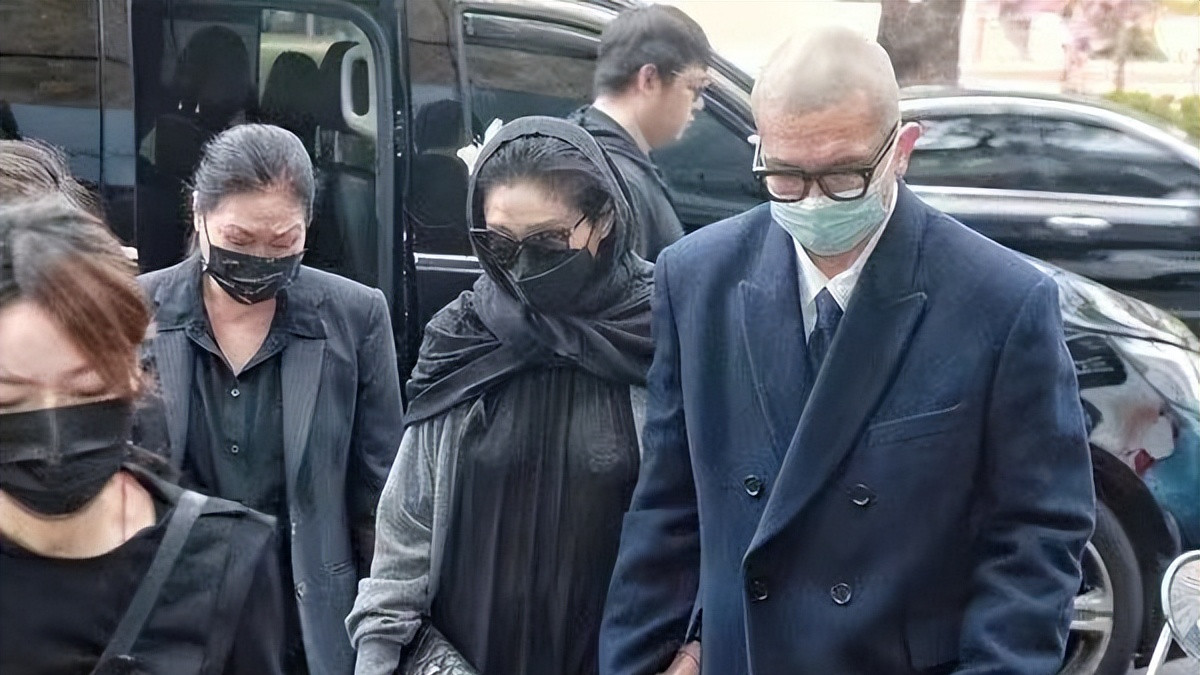 张兰直播模仿前儿媳葬礼穿搭，网友实在看不下去，说话难听