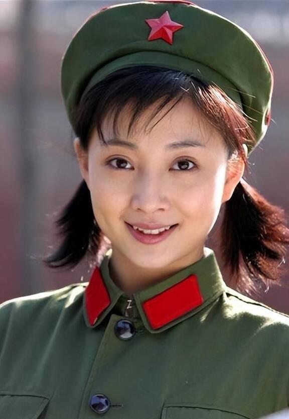 她是演员中的女富豪,多辆豪车轮流开,如今45岁却活得像20岁