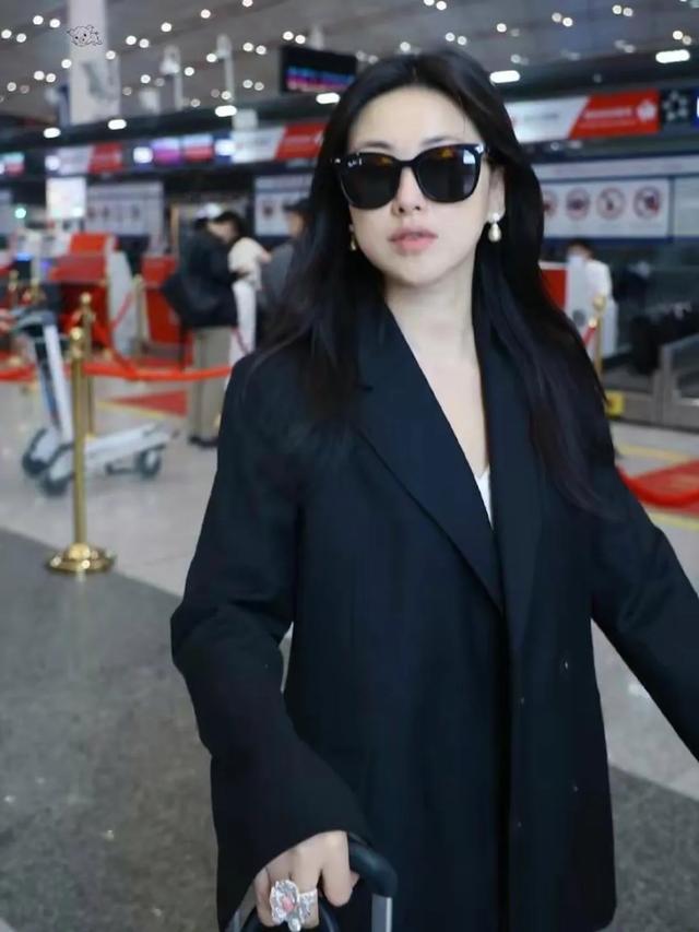 朱珠现身北京机场,据说她本人十分气质,比电视好看一万倍!