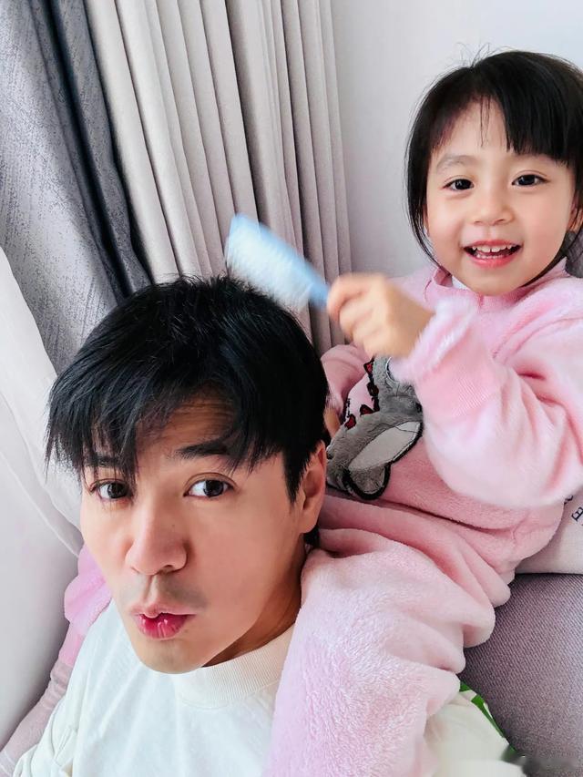 罗仲谦晒父女温馨日常，3岁小珍珠给爸爸梳头，笑容甜美颜值高
