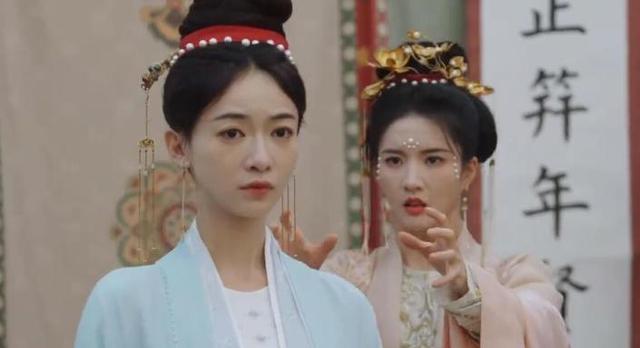 “于妈”力捧吴谨言:出门带30个保镖,被央视批评,凭啥再度翻红