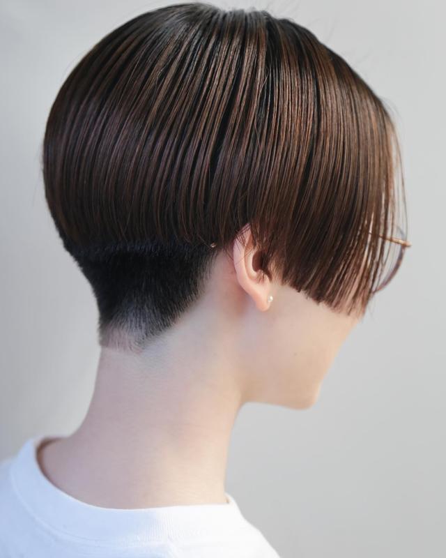 女人过了40岁,后脖铲短短发,利落清爽美美哒