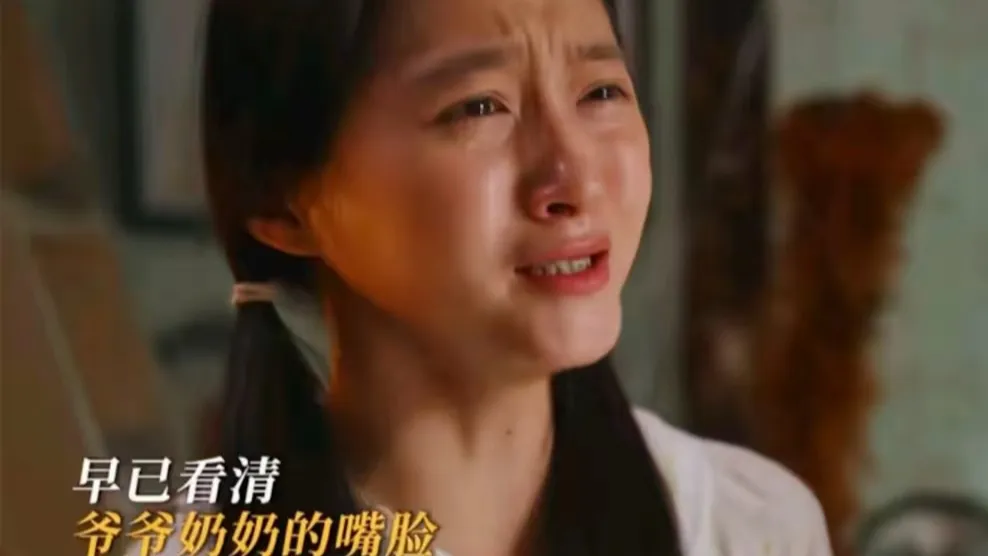 《小巷人家》庄超英打关晓彤的那一巴掌结结实实的打在了范岑岑脸上!演技不能对比