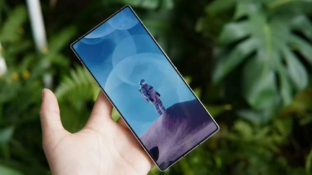 这屏幕黑边、这颜值，三星看了都惭愧，1.5K无孔全面屏手机来了