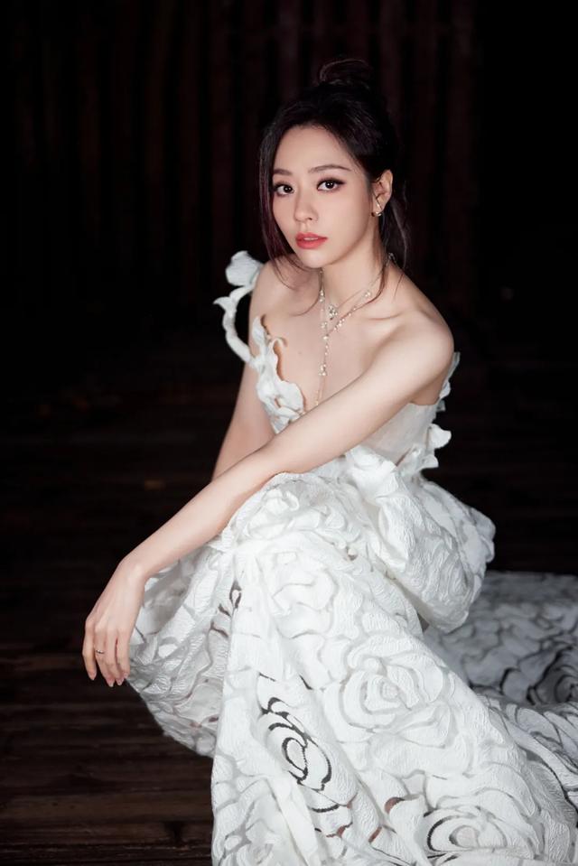 张靓颖，身着一袭白色长裙，宛如月光下绽放的百合
