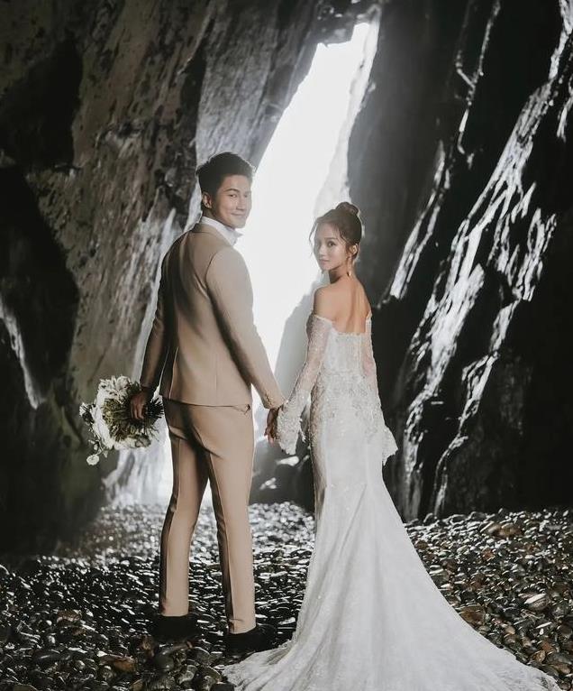 29岁港姐小花晒露背洞穴婚照！明年与TVB男星结婚！男友出生富裕