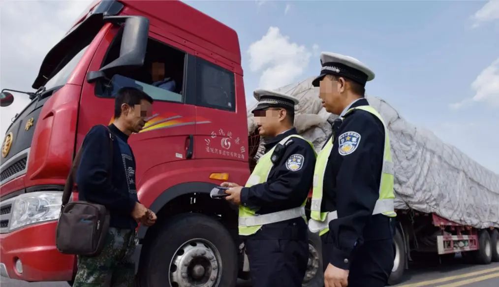 7座车拉了7人被判超载！车主一句话问懵交警：难道我也算人吗？