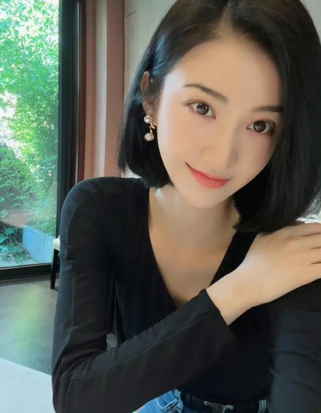 景甜晒短发自拍皮肤白嫩状态佳 穿黑色紧身小V领秀天鹅颈 ?