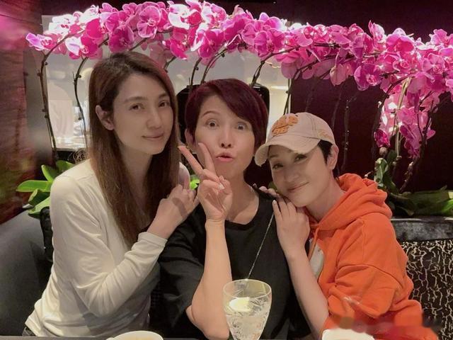 蔡少芬陈法蓉洪欣逛街被偶遇,仨人都是又高又瘦,生图状态好年轻