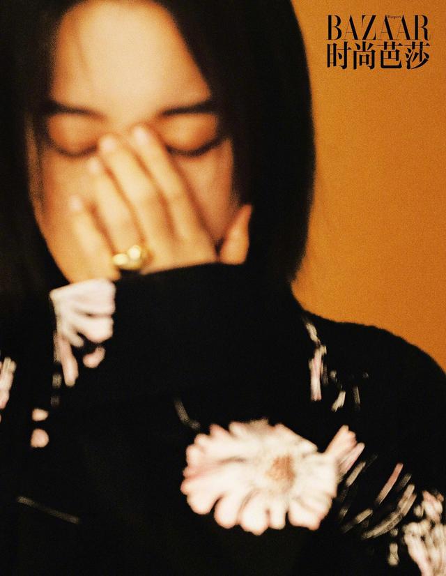 42岁贾玲登上杂志封面,穿超短裤秀美腿气场高级,瘦身后美翻了!