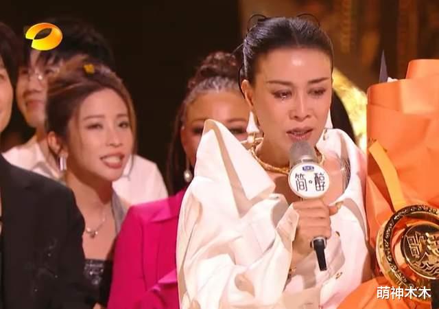 |那英拿下歌王瞬间，众人表情耐人寻味，业内评其历届唱功最弱歌王