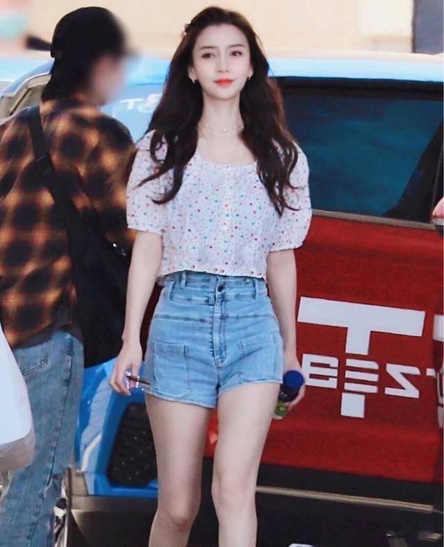 Angelababy衣服上的线是不是拉太紧了啊 ,看上去还挺美!