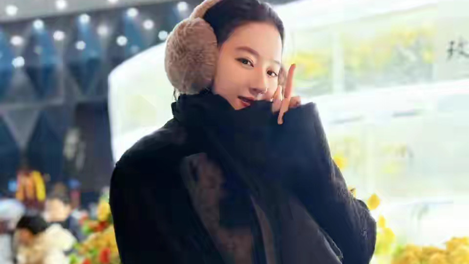 刘亦菲哈尔滨看冰封黄玫瑰，一身穿搭被指价值不菲，网友：太美了