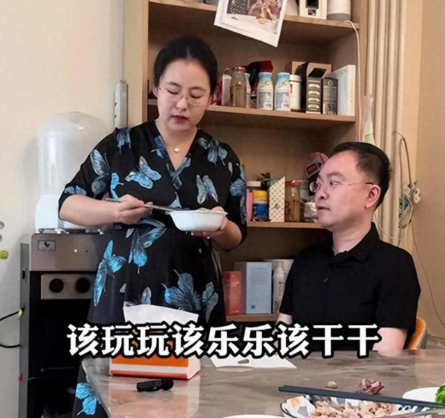 蔡磊身体好转已摘掉颈托,邀请两位大咖坐镇直播间,狠狠打脸黑粉