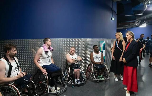 看卡米拉儿子书会温莎家全出席，就知女王死后，威廉身后空无一人