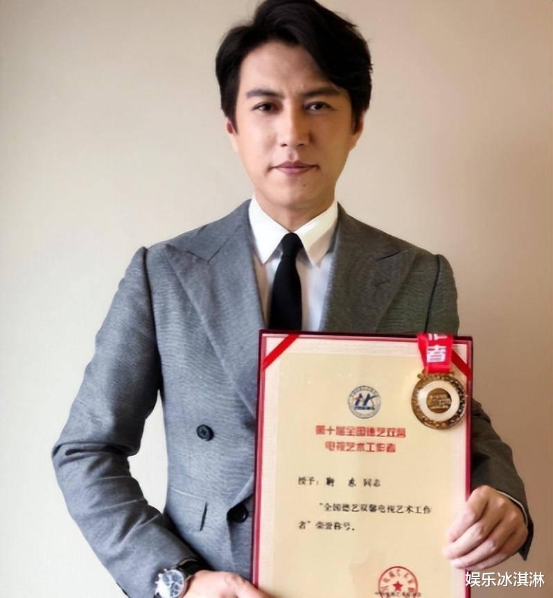 靳东作为老戏骨，为何不走演艺路，而要往政界发展？