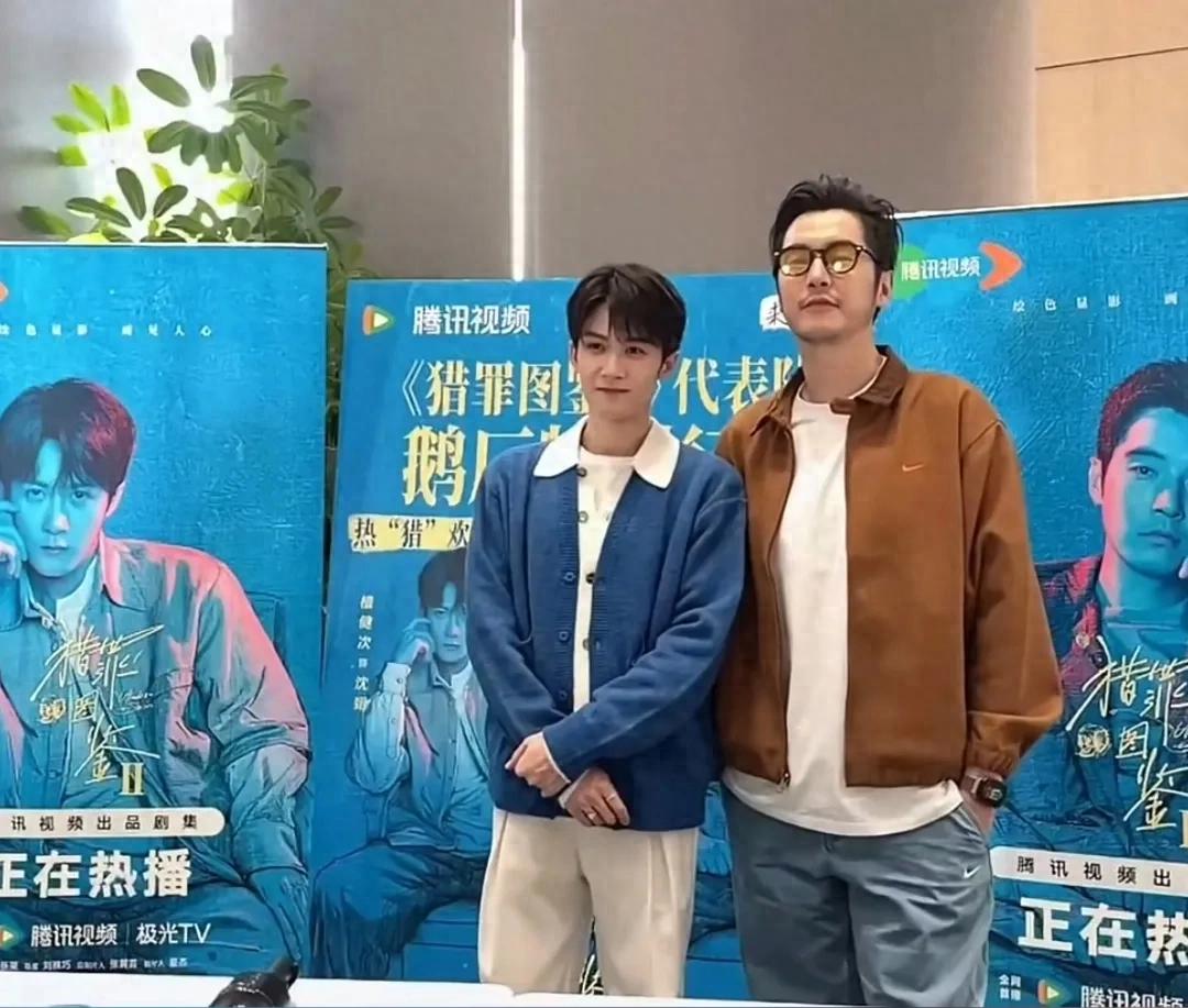《猎罪图鉴2》剧宣扫楼，金世佳一脸尬笑不太耐烦，檀健次旁边疯狂补救