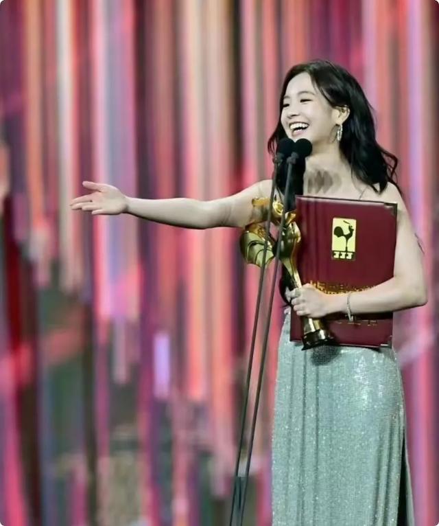 金鸡奖这一夜！众望所归无人问津！在2个演员身上体现得淋漓尽致