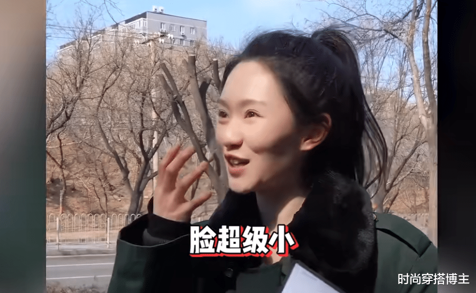 杨幂担任北电考试老师,学生夸她脸小腿超细,小动作暴露了细节