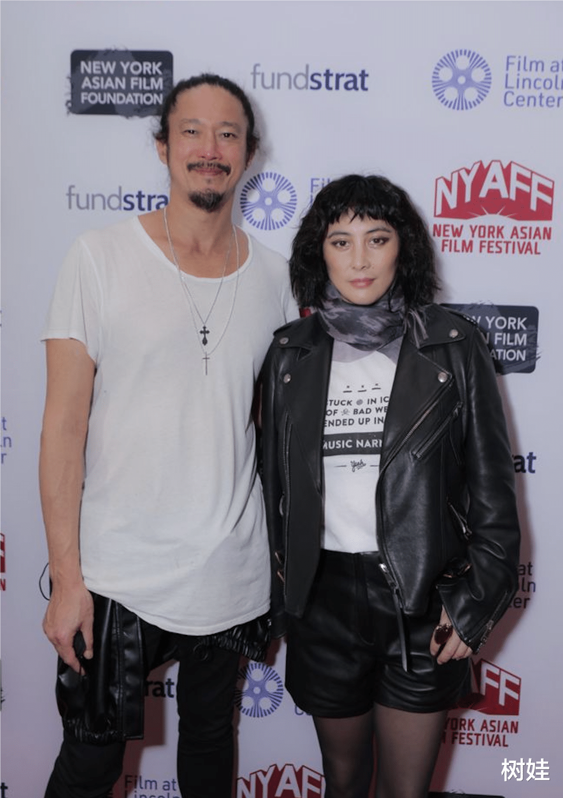 何超仪纽约偶遇谢霆锋,合照私人医生也在场,高大有型不输谢霆锋