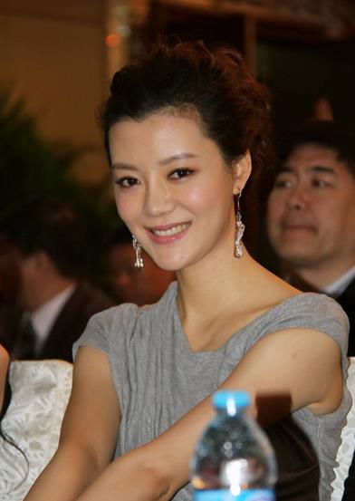 车晓该有多自信?和江疏影同框,科技脸和原装脸差距一目了然!