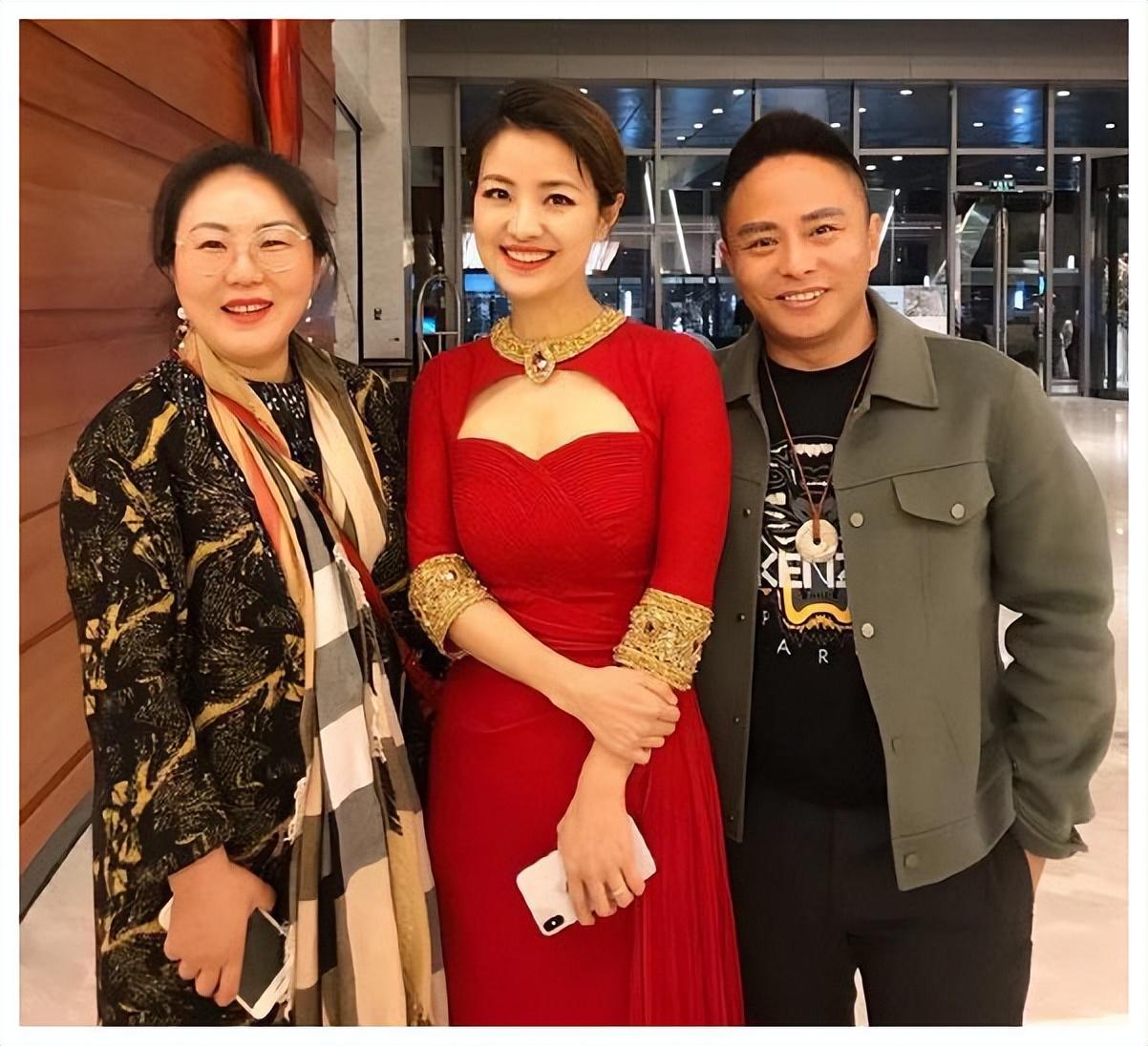 她和撒贝宁同居4年,却转身找了个富豪男友,现“沦落到”当网红