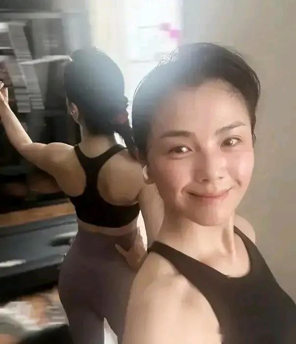 飞机上的偶遇！刘涛真实面貌曝光，网友大呼意外