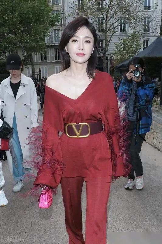 秦岚终于不缝领口了，大V领蕾丝裙秀“花瓶身材”，高马尾太霸气