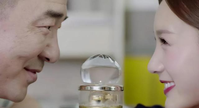 伸舌头、嘴亲肿、面条吻，这些“中老年”演员拍吻戏，个个辣眼睛